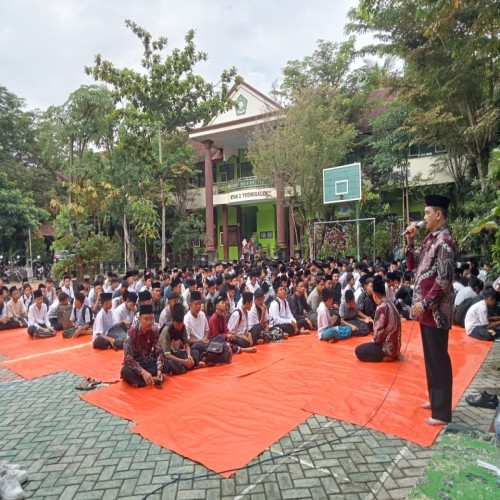 Peringatan Isra' Mi'raj Nabi Muhammad SAW 1445 H Dirayakan dengan Khidmat di MTsN 2 Trenggalek